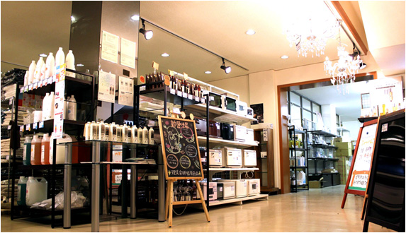 「BG STORE」小物・化粧品コーナー